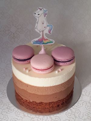 Gyerek mousse torta macaron díszítéssel