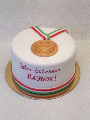 Bajnok torta éremmel