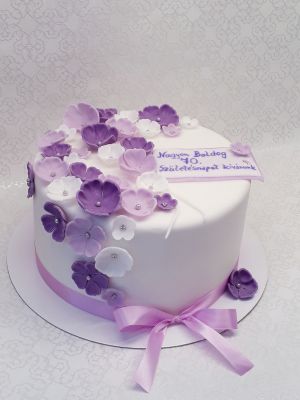 Lila virágos torta