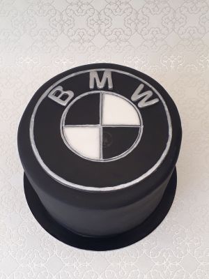 Autó logós torta