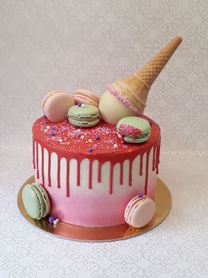 Fagyi tölcséres dekor torta macaronnal