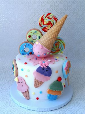 Fagyi díszítésű torta