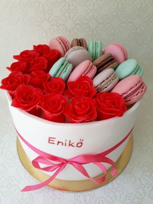 Rózsa torta macaronnal