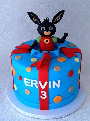 Nyuszis ajándékdoboz torta