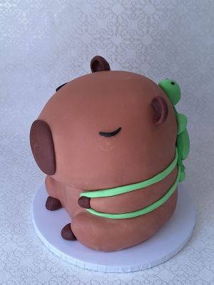 Capybara torta teknős hátizsákkal